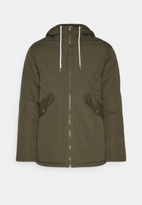 Chaqueta con capucha en verde oliva, con cordones blancos, cremallera frontal, mangas largas y dos bolsillos de solapa con botones a presión.
