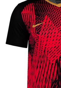 Rode en zwarte Nike voetbalshirt met een gestructureerd patroon, met diagonale lijnen en een gouden logo op de borst. Korte mouwen, v-hals ontwerp.