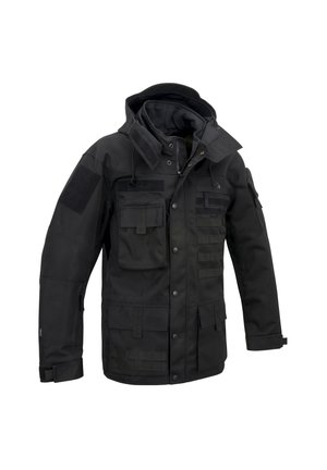 Chaqueta táctica negra hecha de tela duradera, con múltiples bolsillos, capucha ajustable y parches de velcro. Diseño estructurado con costuras reforzadas.
