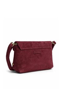 Bordo antilop torba preko tijela s presavijenim poklopcem, zlatnim hardverom i oznakom marke. Kompaktan i pravokutnog oblika, mekane teksture.