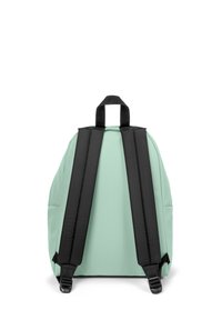Světlezelený batoh se dvěma černými polstrovanými ramenními popruhy a černou rukojetí nahoře, zobrazený ze zadní strany na bílém pozadí.