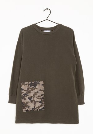 Olivenfarbendes Langarmshirt mit einer Brusttasche, die mit einem braun-grauen Camouflage-Muster versehen ist. Glattes Gewebe, Rundhalsausschnitt und lässige Passform.