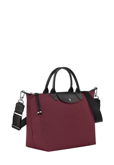 Weinrote Nylonhandtasche mit schwarzen Lederakzenten, zwei oberen Griffen, abnehmbarem Schulterriemen und einer Fronttasche mit dezenten Beschlägen.