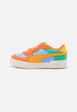Farverige sneakers med en orange overdel i ruskind, blå læderdetaljer, grønne og gule elementer samt en tekstureret hvid gummisål.