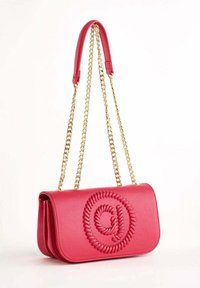 Borsa a spalla in pelle rossa con motivo circolare intrecciato sul davanti, dotata di due catene dorate con spalline in pelle rossa.