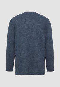 Navyblaues Langarmshirt, weicher Stoff, Rundhalsausschnitt, leicht strukturierte Optik, gerader Schnitt, minimale Nähte an den Manschetten und dem Saum.