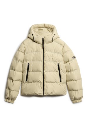 Doudoune beige avec capuche, dotée d'une fermeture éclair à l'avant, de deux poches zippées, de poignets élastiques et d'un patch logo sur le haut du bras.