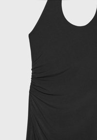 Robe noire sans manches avec des détails froncés sur le côté gauche près de la taille et un col arrondi.
