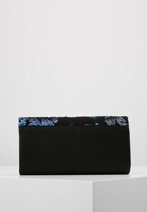 Zwarte rechthoekige clutch met een blauw en paars pailletten bloemenpatroon aan de bovenkant, geplaatst op een wit oppervlak tegen een grijze achtergrond.
