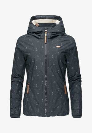 Veste bleu marine foncé avec motif d'ancre, fermeture éclair et doublure en fausse fourrure. Elle possède une capuche, des poches latérales et des accents en cuir.