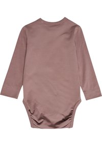 Långärmad bodysuit i mauve, med en mjuk textur, rundad halsringning och draperad detalj i nederkant för enkel påklädning.