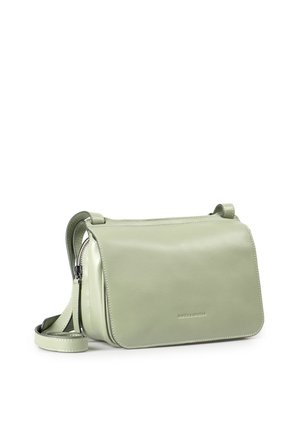 Hellgrüne Leder-Umhängetasche mit Klappverschluss und verstellbarem Riemen, vorne mit dem Präge-Logo "aunts & uncles" versehen.