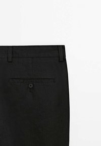 Zwarte linnen broeken met een knoopsluiting bij de taille, ceintuurlussen en een achterzak met een enkele knoopdetail.