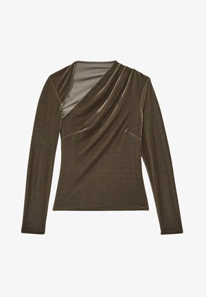 Bársonyos barna hosszú ujjú felső, aszimmetrikus ráncolt nyakkivágással és áttetsző hálós résszel az egyik vállon, testhez simuló szabással.