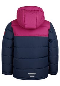 Kindervacht met voering voor de winter met capuchon, in blokkleuren marineblauw en magenta, voorzien van een klein vlaggenembleem op de mouw en reflecterende strepen op de achterkant.