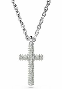 Collana in argento con pendente a croce decorato con numerosi gemme trasparenti, che presenta una superficie testurizzata e una finitura lucida.