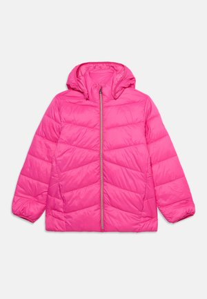 Veste matelassée rose vif avec capuche, fermeture éclair devant et coutures diagonales, présentée à plat sur un fond clair.