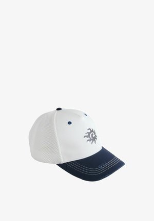 Valkoinen verkkokenttälippalakki, jossa laivastonsininen lippa ja musta aurinkosymboli etupaneelissa.