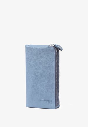 Hellblaue Lederbörse mit strukturiertem Finish, vertikalem Design und einem Reißverschluss an einer Seite. Mit geprägtem Branding.