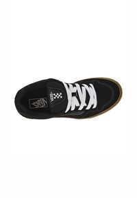 Sneaker nera con tomaia in suede e rete, dotata di lacci bianchi, logo a scacchi sulla linguetta e suola in gomma naturale.