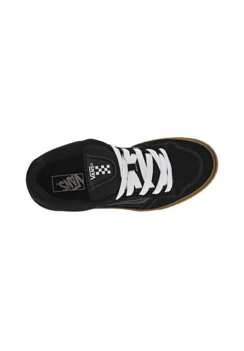 Schwarzer Sneaker mit einem Obermaterial aus Wildleder und Mesh, ausgestattet mit weißen Schnürsenkeln, einem Schachbrettlogo an der Zunge und einer Gummiaußensohle.