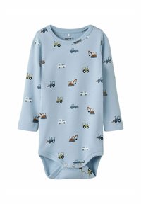 Jasnoniebieski bodysuit z długim rękawem wykonany z miękkiej bawełny, z kolorowymi nadrukami przedstawiającymi różne pojazdy budowlane. Zapięcie na napy na dole.