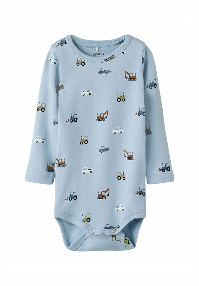 Jasnoniebieski bodysuit z długim rękawem wykonany z miękkiej bawełny, z kolorowymi nadrukami przedstawiającymi różne pojazdy budowlane. Zapięcie na napy na dole.