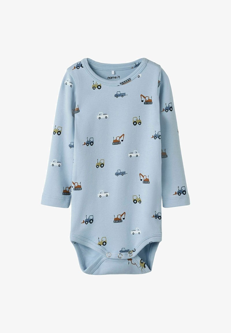 Svijetloplava bodysuit dugih rukava izrađena od mekanog pamuka, s raznobojnim tiskanim dizajnom različitih građevinskih vozila. Ispod se zatvara na kopčanje.