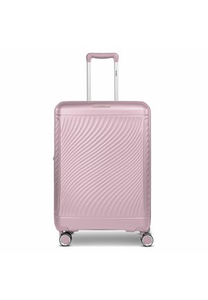 Maleta rígida rosa con patrón diagonal de ondas, cuatro ruedas giratorias y asa telescópica extendida.