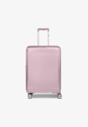 Maleta rígida rosa con patrón diagonal de ondas, cuatro ruedas giratorias y asa telescópica extendida.
