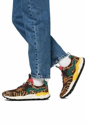 Sneakers con stampa leopardata in una combinazione di colori marrone, verde e giallo. Presentano un collare imbottito, lacci e una suola in gomma testurizzata.