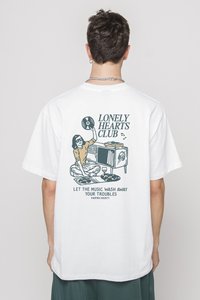 Biela bavlnená tričko s potlačou osoby v slnečných okuliaroch, vinylovou doskou a textom: "LONELY HEARTS CLUB" a "NECH NECHÁ HUDBA ODPADNÚŤ VAŠE STAROSTI."