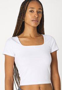 Hollister Co. SEAMLESS DOUBLE SQUARE - Základné tričko - bright white