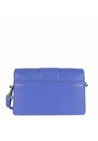 Borsa a tracolla in pelle blu con design piatto, chiusura strutturata e hardware in argento, caratterizzata da una superficie liscia e priva di motivi visibili.