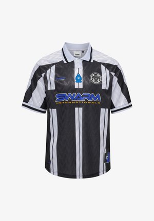 Polo shirt noir et blanc rayé avec une texture à motif, mettant en avant un logo bleu et le texte "SWARM" en jaune de manière proéminente.