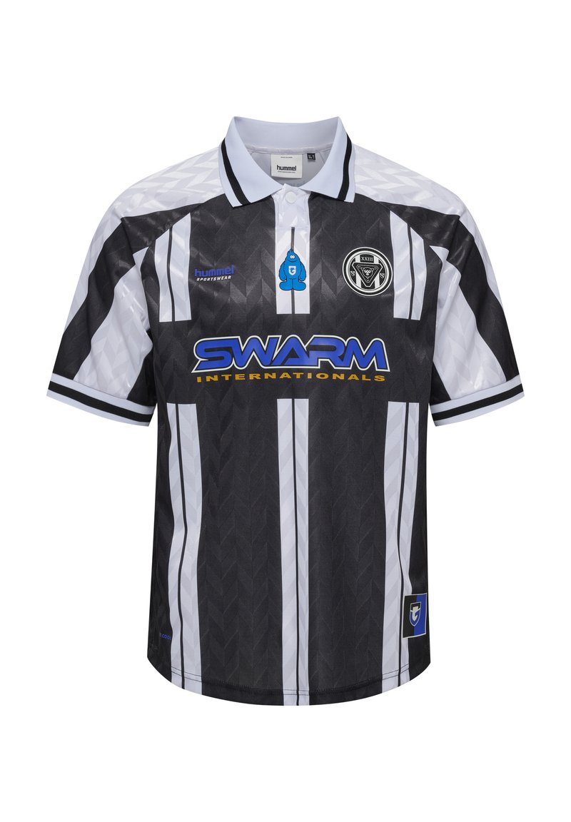 Polo a rayas en blanco y negro con una textura estampada, que presenta un logotipo azul y el texto amarillo "SWARM" de forma destacada.