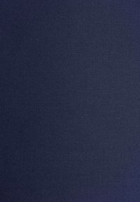 Dunkelblauer Stoff mit feiner gewebter Textur, als Nahaufnahme dargestellt, die detaillierte Fäden und Oberflächenmuster zeigt.