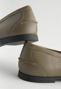 Next FOREVER COMFORT SLIM HARDWARE LOAFERS REGULAR FIT - Belebújós cipők - khaki green