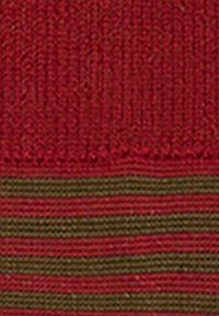 Gestrickter Stoff mit abwechselnd tiefroten und olivgrünen horizontalen Streifen. Strukturiert Oberfläche mit variierenden Stichmustern.