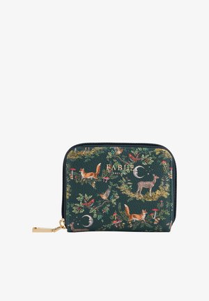 Portafoglio in ecopelle verde con illustrazioni di animali del bosco, finiture dorate e chiusura zip. Il design include volpi, cervi e uccelli.