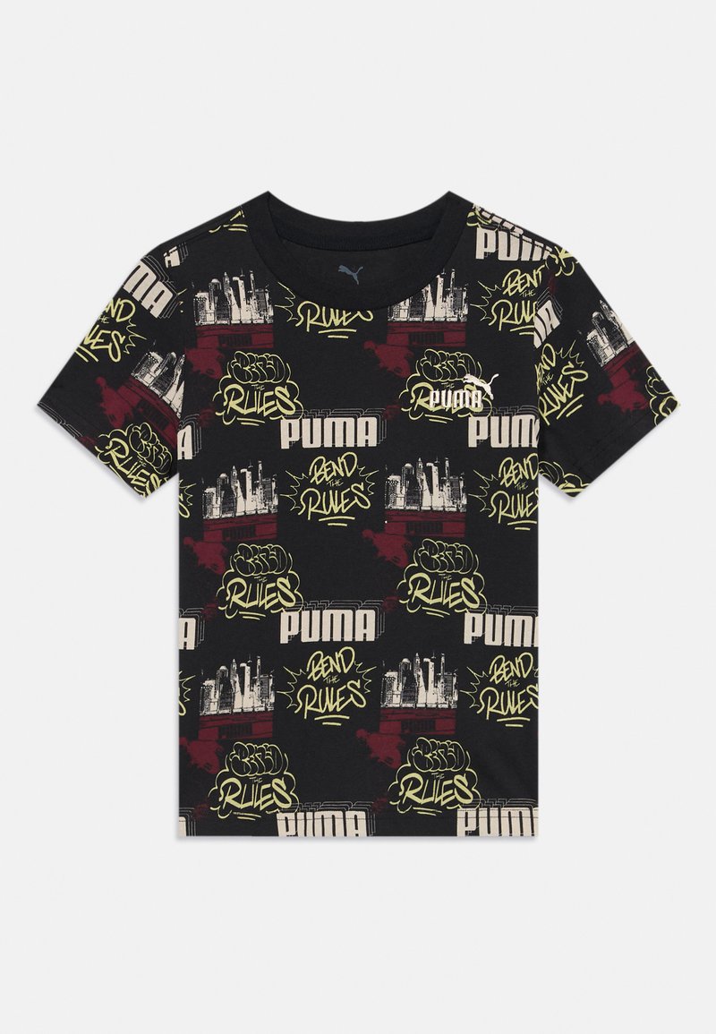 Must värvi lühikeste varrukatega T-särk, millel on grafiti stiilis trükk, kus on näha "PUMA" ja fraasid kollases ja punases, valmistatud pehmest puuvillakangast.