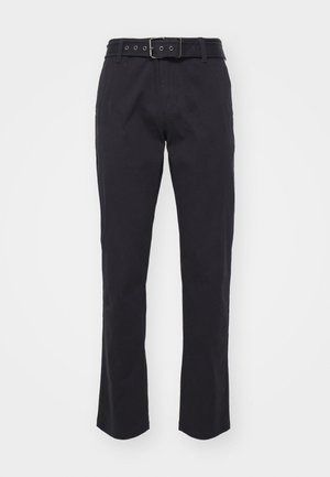 Schwarze Baumwollhosen mit geradem Bein, ausgestattet mit einem Gürtel mit einer Metallschnalle und fünf Gürtelschlaufen. Glatte Textur ohne sichtbare Muster.