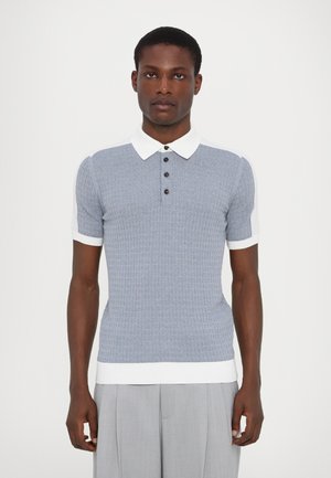 Strick-Polo mit kurzen Ärmeln in Hellblau mit einem strukturierten Muster. Weißer Kragen und Ärmelsäume, ausgestattet mit dunklen Knöpfen auf der Vorderseite.