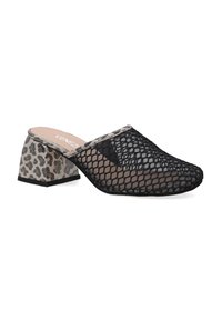 Zwarte mesh mule met een lederen print accent en een korte, robuuste hak. Heeft een gestructureerd oppervlak en een open achterkant.