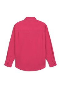 Camicetta rosa a maniche lunghe con colletto classico, orlo dritto e polsini con bottone. Il tessuto appare liscio con una trama uniforme.