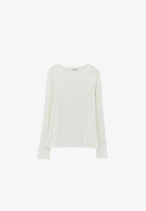 Langsleeve wit bovenstuk van zachte stof met gebogen zijnaad en een ronde halslijn, met een relaxte pasvorm en een soepele textuur.