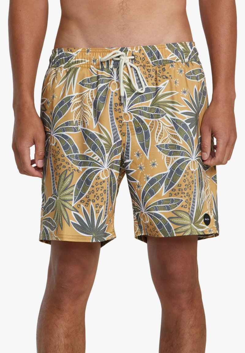 Pantaloni da bagno da uomo in tessuto giallo con una stampa tropicale di foglie verdi e sottili macchie di leopardo. Include un cintura elastica con cordino.