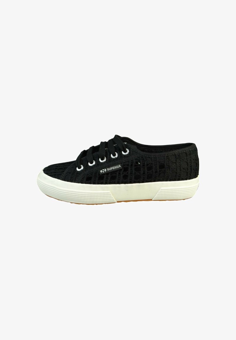 Baskets basses noires avec semelle en caoutchouc blanche, lacets noirs et empeigne en tissu mesh avec une étiquette du logo Superga sur le côté.