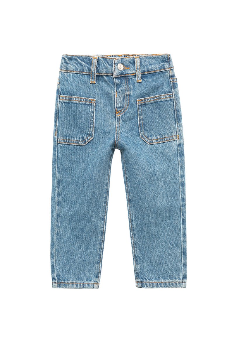 Jeans de mezclilla azul claro con corte recto, cinco bolsillos, costuras visibles y un cierre de botón en la cintura.