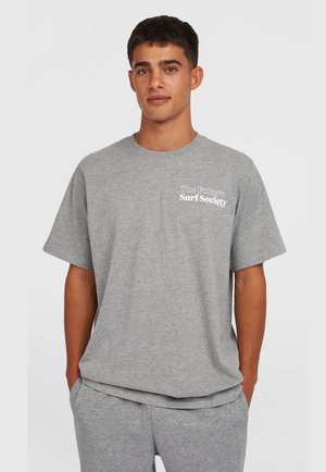 Camiseta de algodón gris de manga corta y cuello redondo. Presenta texto impreso en blanco "La Sociedad de Surf del Futuro" en el frente.